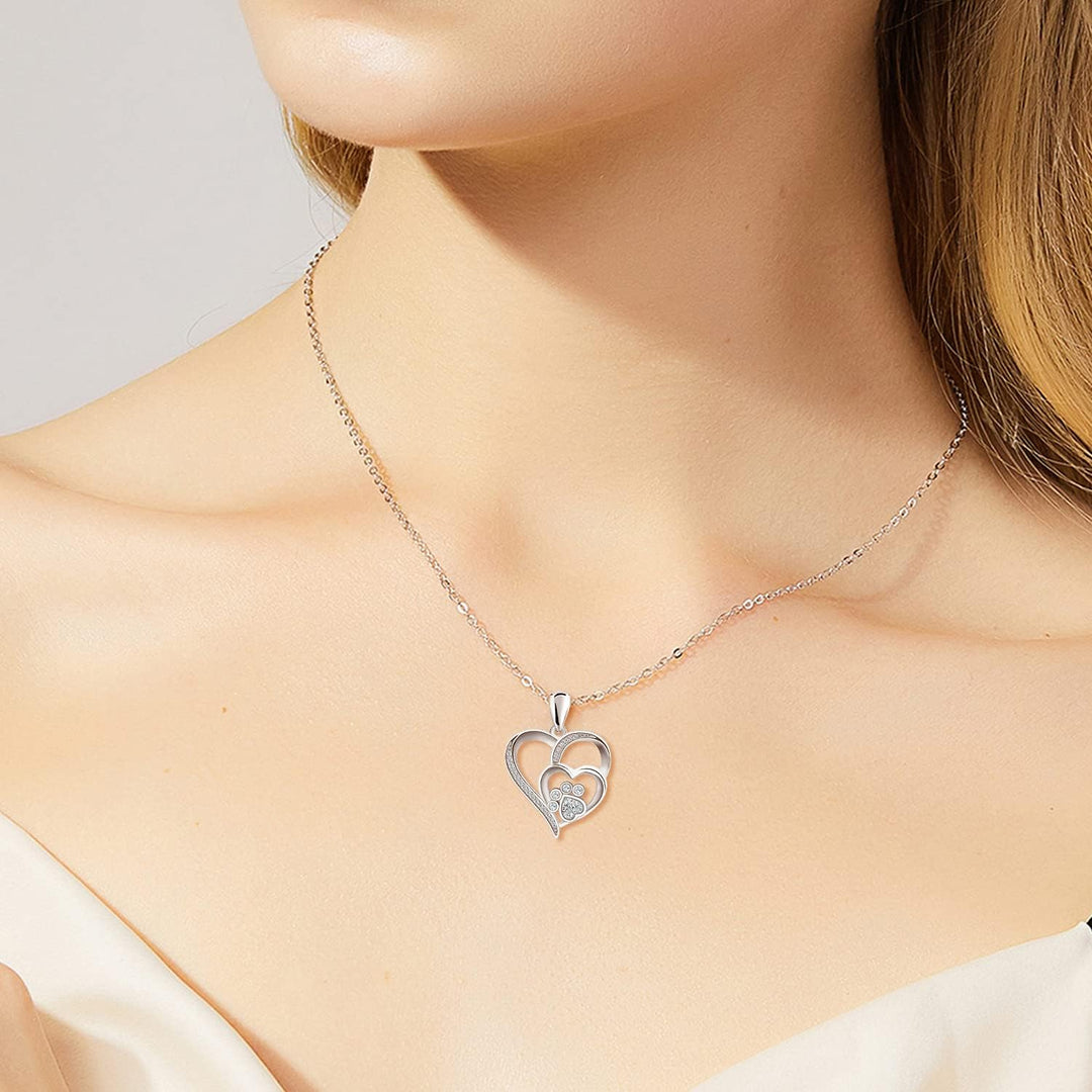 Halsband med tass- och hjärtmotiv, tillverkat av 925 silver, dekorerat med zirkoner