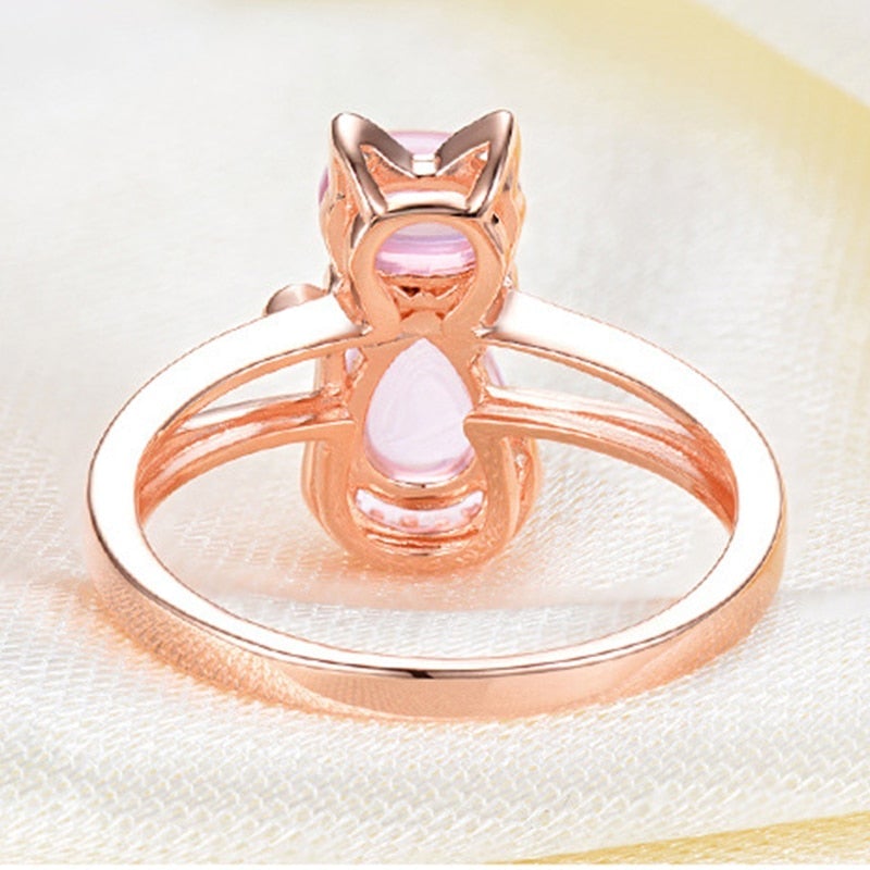 Kattformet ring i roséguld