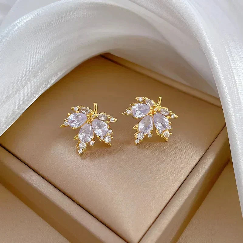 Örhängen formade som vita blad i guld, inklusive gratis halsband | Begränsat erbjudande