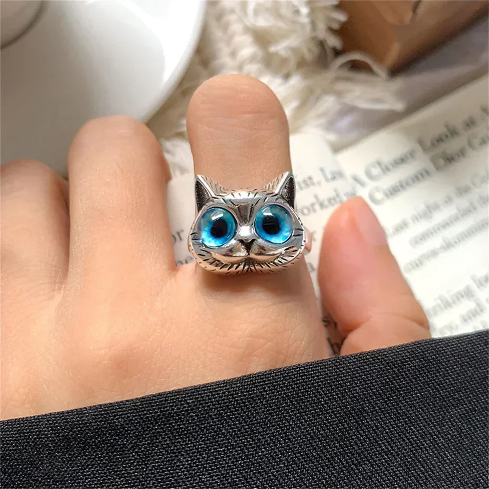 Ringen med kattmotiv i blå detaljer