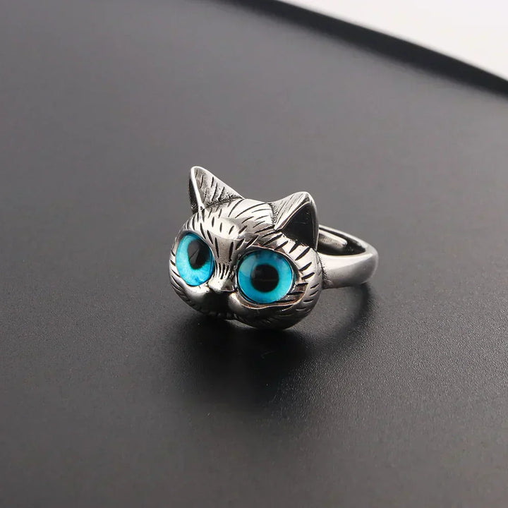 Ringen med kattmotiv i blå detaljer