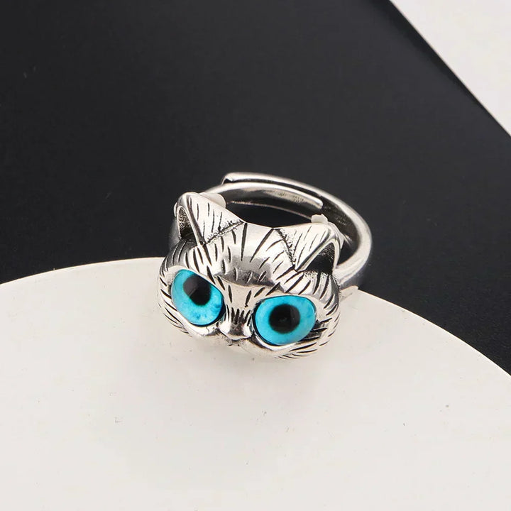 Ringen med kattmotiv i blå detaljer