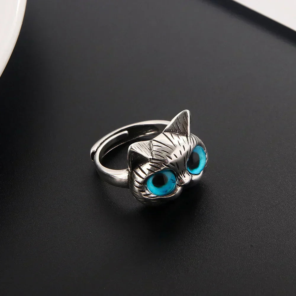 Ringen med kattmotiv i blå detaljer