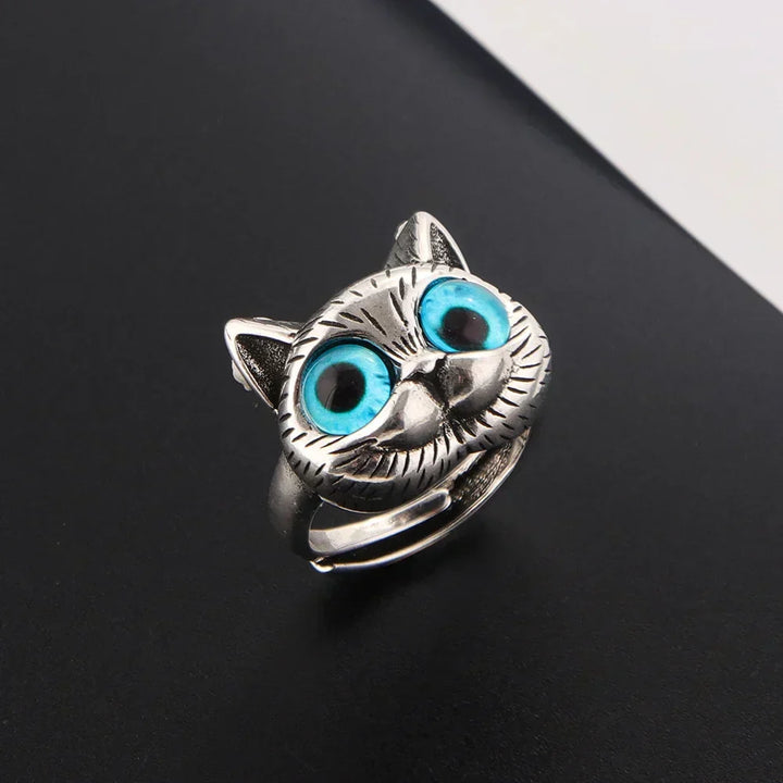 Ringen med kattmotiv i blå detaljer