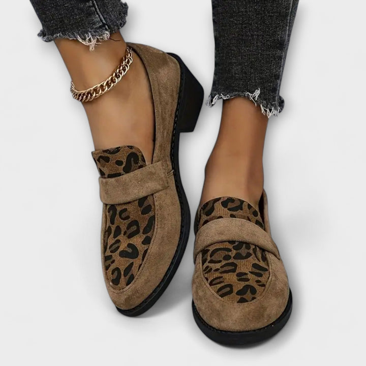 Karla - Stiliga damskor med leopardmönster